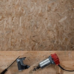 Самодельная слот-машина из дерева и картона с яркими барабанами