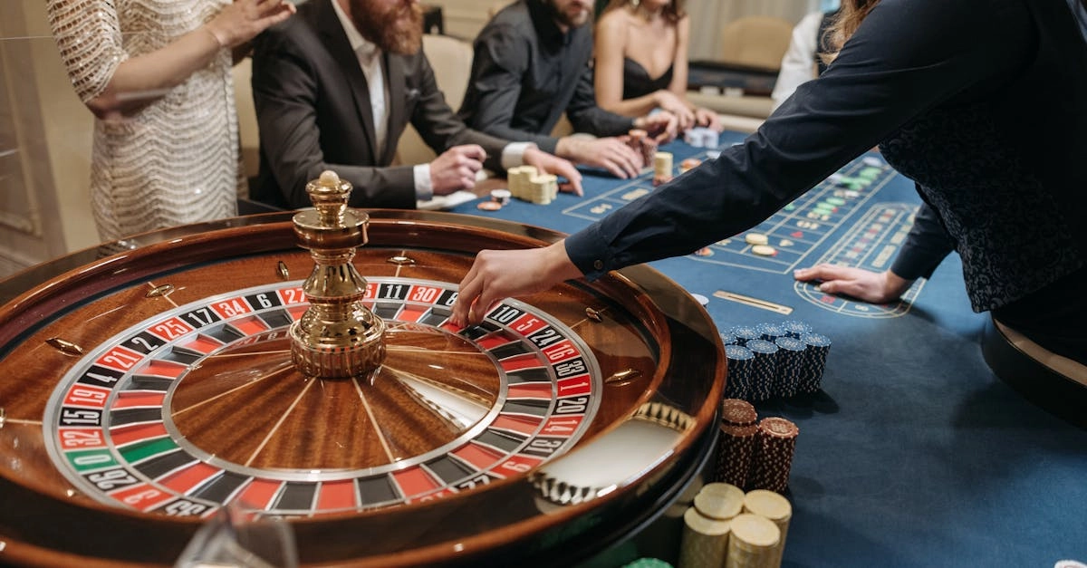 Стильная домашняя игровая комната в стиле казино с элегантным дизайном